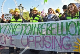 متظاهرون يحتجون في لندن على تعاطي حكومتهم مع التغير المناخي