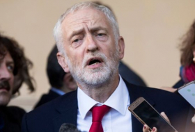 جيريمي كوربين زعيم حزب العمال يقدم مقترحا بسحب الثقة من رئيسة الحكومة البريطانية تريزا ماي