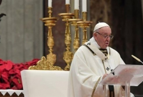 البابا في ليلة عيد الميلاد: تذكروا الفقراء واحذروا المادية