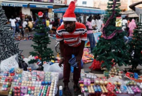 قبعة بابا نويل وزينة عيد الميلاد تغزو شوارع أفريقيا