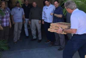 بوش يحمل البيتزا.. صورة رئيس أميركي في 