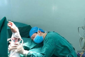 طبيب ينام في غرفة العمليات بعدما أجرى 6 جراحات دون انقطاع