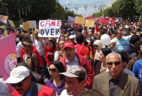 تونس: النقابات تعلن الدخول في إضراب عام