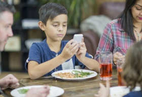 هل نقلق من استخدام الأطفال الهواتف الذكية والكمبيوتر؟