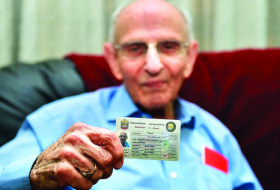عمره 97 عاماً ويجدد رخصة قيادته في دبي