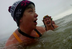 انقطاع الطمث: هل تساعد السباحة في الماء البارد النساء في مواجهة الأعراض؟