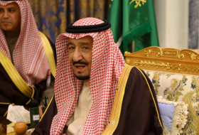 ماذ فعل الملك سلمان عند لقائه الأمير متعب بن عبد الله (صور)