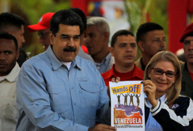 الرئيس الفنزويلي وزوجته يوقعان على عريضة موجهة إلى ترامب