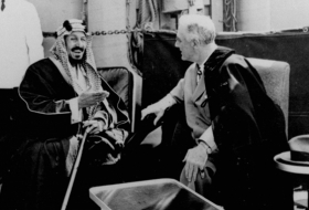 صورة نادرة عمرها 89 عاما لمؤسس السعودية مع ملك العراق