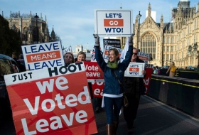 بريطانيا: 40 سفيراً سابقاً يدعون ماي للتريث بالخروج من الاتحاد الأوروبي