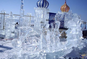 عشرات النحّاتين يتسابقون لتقديم التماثيل الجليدية في روسيا