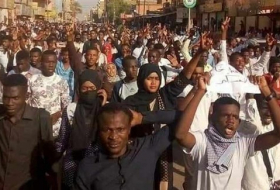 الحراك السوداني يتهم العسكر بالتمسك بالسلطة ويهدد بـ