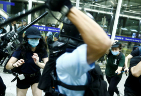 مطار هونغ كونغ يستأنف الرحلات الجوية بعد الاشتباكات والاحتجاجات الحاشدة
