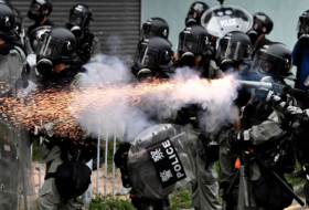 شرطة هونغ كونغ تطلق الغاز المسيل للدموع لتفريق محتجين