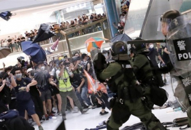 اعتقال 5 متظاهرين في مطار هونغ كونغ
