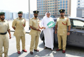 شرطة دبي تكافئ مقيما بسيارة إلى باب منزله