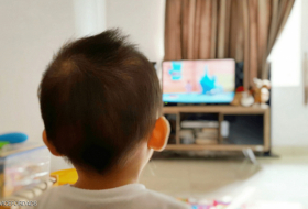 تحذير من تبعات مشاهدة التلفاز على مهارات الأطفال اللغوية