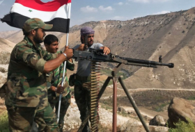 رفع العلم السوري عند نقطة التفتيش الحدودية مع تركيا في عين العرب