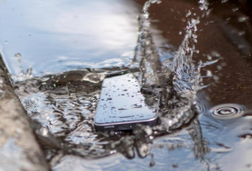 كيف تنقذ هاتفك عند سقوطه في الماء؟