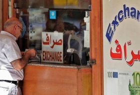 الليرة اللبنانية تهبط إلى مستوى قياسي أمام الدولار