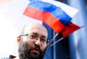 الحكم على صحافي روسي بالسجن 15 يوماً بعد تظاهره فردياً