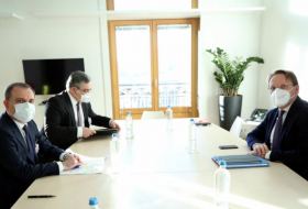    جيهون بيراموف يلتقى مع مفوض الاتحاد الأوروبي  