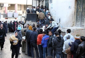 تراجع جديد لليرة وتفاقم طوابير الخبز في سوريا