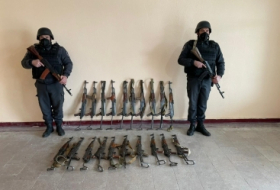   العثور على اسلحة وذخائر تركها الجنود الارمن في ميدان الحرب  