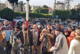 متظاهرون يحتجون أمام منازل السياسيين في طرابلس اللبنانية
