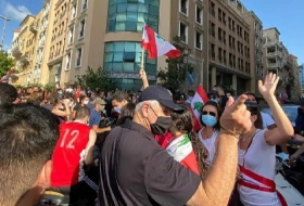 محتجون يحاولون اقتحام مقر وزارة الاقتصاد في وسط بيروت