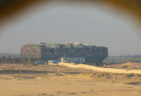 بدء قطر السفينة الجانحة في قناة السويس بعد نجاح تعويمها واستئناف الملاحة خلال ساعات