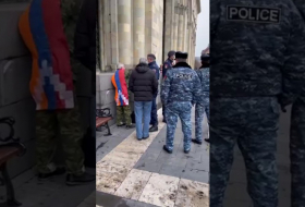   رجل عجوز طالب استقالة باشينيان يتعرض للضرب في يريفان -   فيديو    