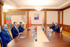   مناقشة آفاق تطوير التعاون العسكري التقني بين أذربيجان وتركيا  