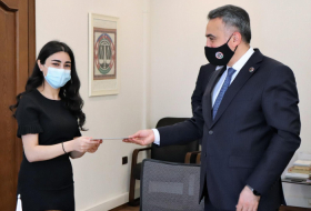  انتخاب الطالبة الأذربيجانية لمنصب رفيع في أوروبا -  صورة  