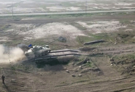  وحدات الدبابات تجري إطلاق النار القتالي - فيديو