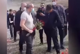  لم يُسمح لباشينيان بوضع الزهور على قبر الجندي -  فيديو  