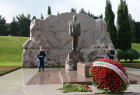   السفراء والملحقون العسكريون يزورون قبر حيدر علييف  