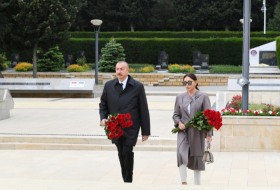  الرئيس والسيدة الأولى يزوران قبر هازي أصلانوف 