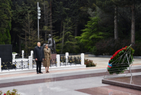  الرئيس إلهام علييف والسيدة الاولى مهربان علييفا يزوران ضريح الزعيم العام حيدر علييف - صور