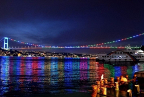   جسور إسطنبول تضيء بألوان علم أذربيجان  