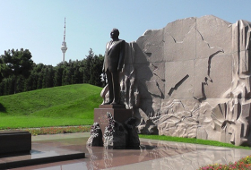   إيراكلي غاريباشفيلي يزور نصب حيدر علييف  