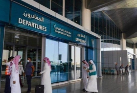 آلاف السعوديين يغادرون المملكة بعد 16 شهراً من تعليق السفر بسبب كورونا