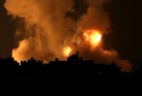 قصف إسرائيلي عنيف يضيء سماء غزة وصواريخ المقاومة لا تتوقف.. فيديو