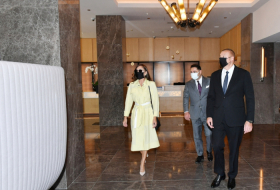 الرئيس وقرينته في افتتاح فندق في باكو - صور