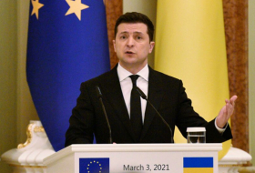 الرئيس الأوكراني يقيل قائد القوات المسلحة