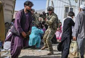 مأساة... تقاذف رضيع أفغاني لإيصاله إلى أحد الجنود في مطار كابل... فيديو