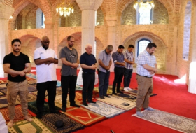  أعضاء وفد قناة الجزيرة يصلون في مسجد يوخاري جوهر أقا في شوشا 