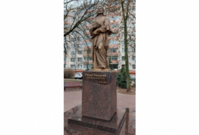 نصب تمثال الشاعر الاذربيجاني نظامي كنجوي في منسك