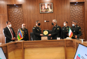   وزير الدفاع الاذربيجاني يلتقي رئيس الأركان العامة للقوات المسلحة الإيرانية  