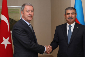   مكالمة هاتفية بين وزيري الدفاع الأذربيجاني والتركي  